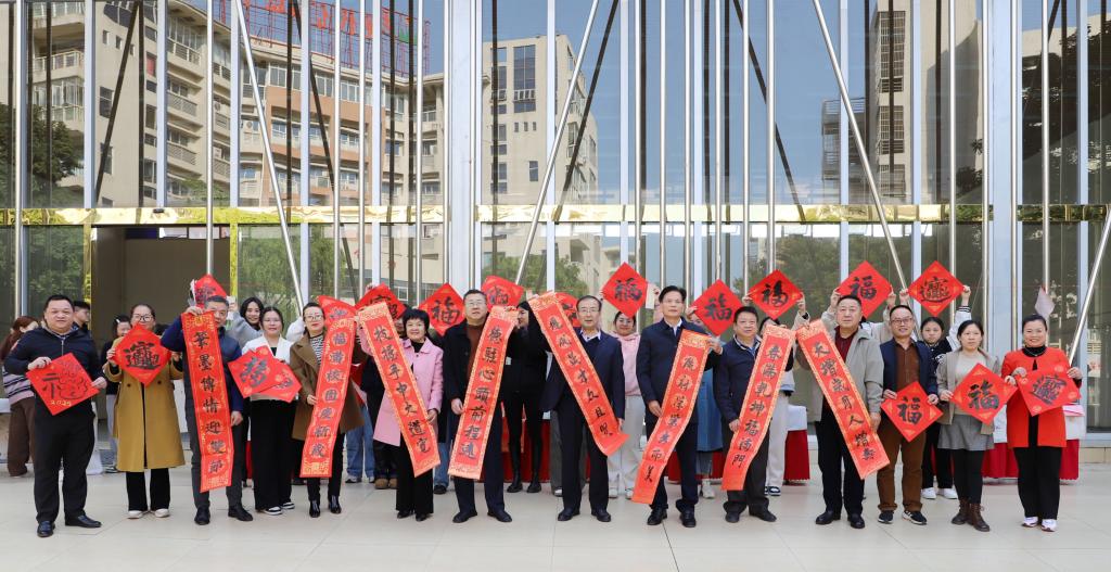 笔墨传情迎双节，福满校园庆新岁——我校举办2025年“庆元旦 迎新春”送祝福活动