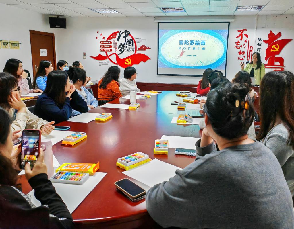 书香绽彩，巾帼绘梦—— 我校举办“共赴玫瑰书香，助力教育强国”主题绘画讲座